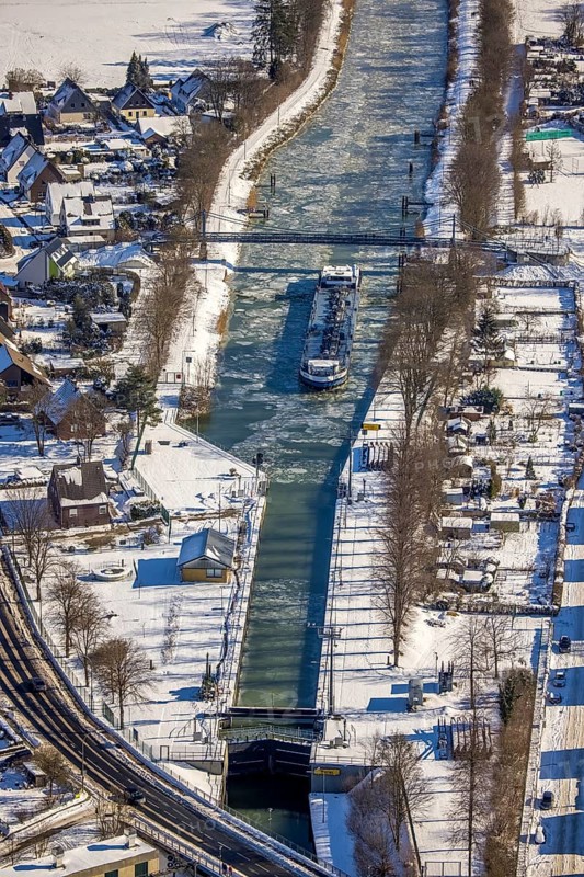 Aerial view, Werries Lock, Datteln-Hamm Canal, ice floes, snow, winter, inland waterway vessel, Uentrop, Hamm, Ruhr area, North Rhine-Westphalia, Germany, DE, Europe, aerial photography, aerial photography, aerial photography, overview, bird's-eye view, view, overview, lock, waterway, shipping, transport, logistics, goods transfer, ships, waters, school bridge
