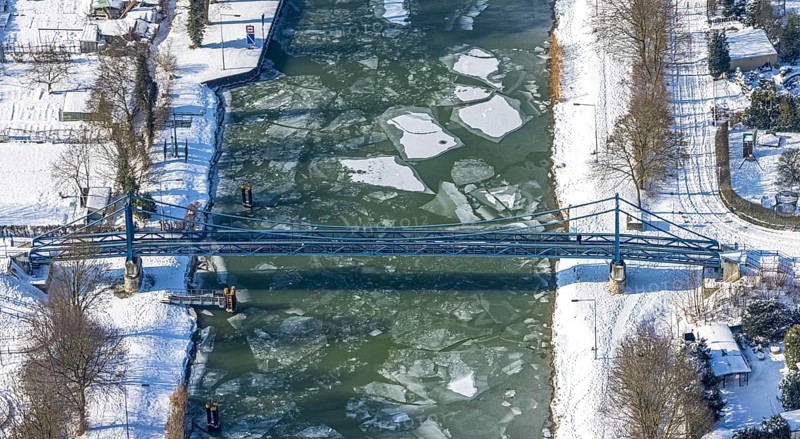 Aerial view, pedestrian bridge over the Datteln-Hamm Canal on the road Im Fuchswinkel near the Werries lock, school bridge, ice floes on the canal, Uentrop, Hamm, Ruhr area, North Rhine-Westphalia, Germany, DE, Europe, aerial view, aerial photography, aerial photography, snow, overview, bird's eye view, winter, birds-eyes, view, overview, Datteln-Hamm Canal, lock, ice floes, waterway, shipping traffic, transport, logistics, goods movement, ships, waters