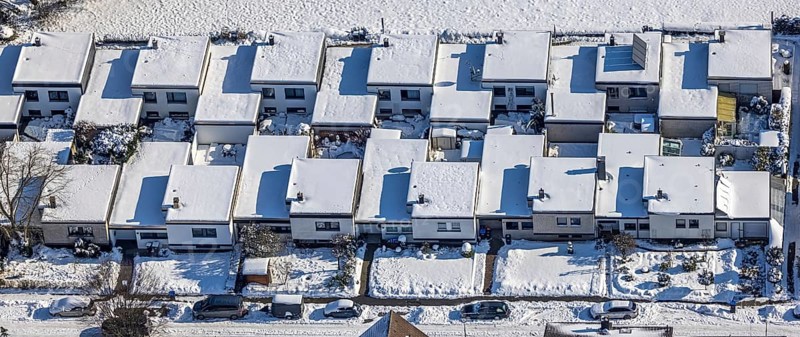 Aerial view, snow-covered bungalows at Marderweg, bungalow settlement, Uentrop, Hamm, Ruhr area, North Rhine-Westphalia, Germany, DE, Europe, aerial view, aerial photography, aerial photography, snow, overview, bird's-eye view, winter, birds-eyes, view, overview, bungalows, living, flat, houses, residential buildings, housing estate, settlement