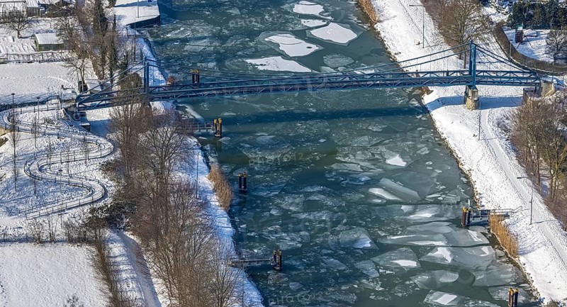 Aerial view, pedestrian bridge over the Datteln-Hamm Canal on the road Im Fuchswinkel near the Werries lock, school bridge, ice floes on the canal, Uentrop, Hamm, Ruhr area, North Rhine-Westphalia, Germany, DE, Europe, aerial view, aerial photography, aerial photography, snow, overview, bird's eye view, winter, birds-eyes, view, overview, Datteln-Hamm Canal, lock, ice floes, waterway, shipping traffic, transport, logistics, goods movement, ships, waters