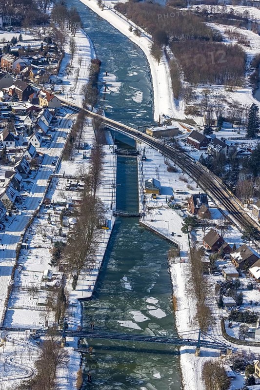 Aerial view, pedestrian bridge over the Datteln-Hamm Canal on the road Im Fuchswinkel near the Werries lock, school bridge, ice floes on the canal, Uentrop, Hamm, Ruhr area, North Rhine-Westphalia, Germany, DE, Europe, aerial view, aerial photography, aerial photography, snow, overview, bird's eye view, winter, birds-eyes, view, overview, Datteln-Hamm Canal, lock, ice floes, waterway, shipping traffic, transport, logistics, goods movement, ships, waters
