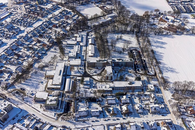 Aerial view, School in the Heithof, LWL-Berufskolleg - Fachschulen Hamm, School for the sick in the sponsorship of the Landschaftsverband Westfalen-Lippe, Winter, Snow-covered houses and streets, Uentrop, Hamm, Ruhr area, North Rhine-Westphalia, Germany, DE, Europe, Aerial view, aerial photography, aerial photography, snow, overview, bird's-eye view, view, overview, school, in, Heithof, Landschaftsverband, Westfalen-Lippe, education, pupils, college, training, school year, homework, class, year, education, pedagogy