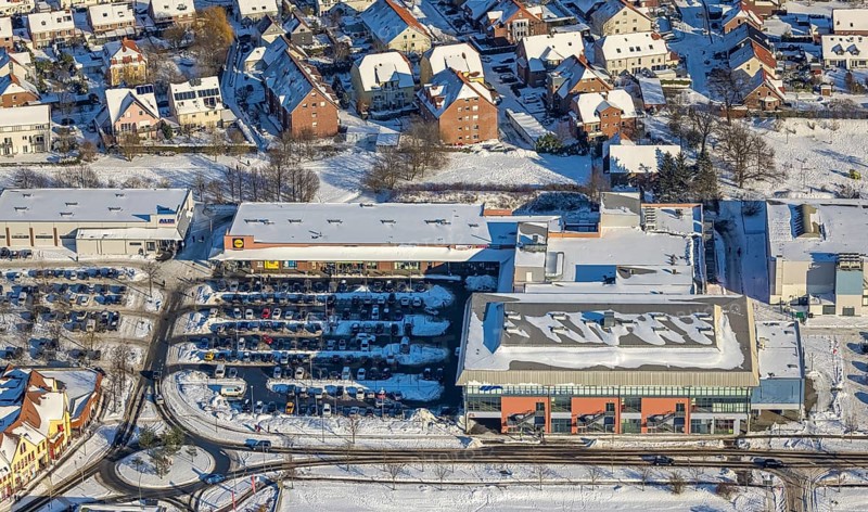 Aerial view, shopping centre, Aldi, Lidl, Edeka, car park, Westpress-Arena, snow, winter, Uentrop, Hamm, Ruhr area, North Rhine-Westphalia, Germany, DE, Europe, aerial view, aerial photography, aerial photography, overview, bird's-eye view, birds-eyes, view, overview, gymnastics, school sports, ball sports, fitness, sports, movement, shopping, food, goods, shopping, textiles, consumption, parking, cars, parking area