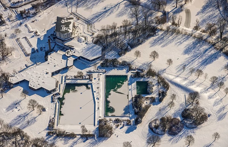 Aerial view, Hotel Selbachpark with outdoor pool Selbachpark, snow-covered areas, winter, Pelkum, Hamm, Ruhr area, North Rhine-Westphalia, Germany, DE, Europe, aerial view, aerial photography, aerial photography, snow, overview, bird's-eye view, view, overview, Selbach-Park, leisure, swimming, sports, fitness, water, recreation, green areas, flowers, trees
