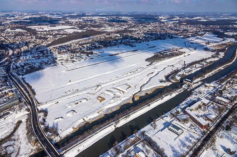 Aerial view, Hamm EDLH airfield, Lippe, Datteln-Hamm Canal, B63 Münsterstraße bridge, HTC Hockey and Tennis Club Hamm sports facility, Hammonense Gymnasium, water sports centre, snow-covered areas, winter, centre, Hamm, Ruhr area, North Rhine-Westphalia, Germany, DE, Europe, aerial view, aerial photography, aerial photography, snow, overview, bird's-eye view, birds-eyes, view, overview, Lippemäander, Hammonense, EDLH, waterway, shipping, transport, logistics, goods movement, ships, waters, education, pupils, college, training, school year, homework, class, year group, education, pedagogy, airfield, flying, air sports, leisure, pilot