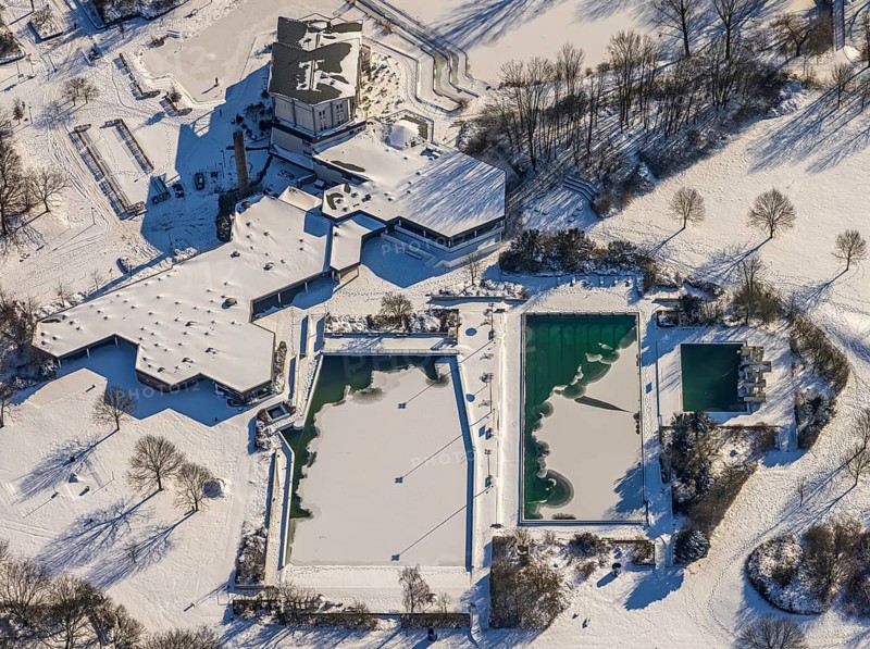Aerial view, Hotel Selbachpark with outdoor pool Selbachpark, snow-covered areas, winter, Pelkum, Hamm, Ruhr area, North Rhine-Westphalia, Germany, DE, Europe, aerial view, aerial photography, aerial photography, snow, overview, bird's-eye view, view, overview, Selbach-Park, leisure, swimming, sports, fitness, water, recreation, green areas, flowers, trees
