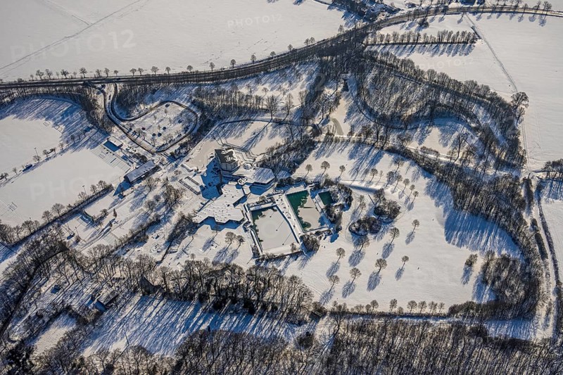 Aerial view, Hotel Selbachpark with outdoor pool Selbachpark, snow-covered areas, winter, Pelkum, Hamm, Ruhr area, North Rhine-Westphalia, Germany, DE, Europe, aerial view, aerial photography, aerial photography, snow, overview, bird's-eye view, view, overview, Selbach-Park, leisure, swimming, sports, fitness, water, recreation, green areas, flowers, trees