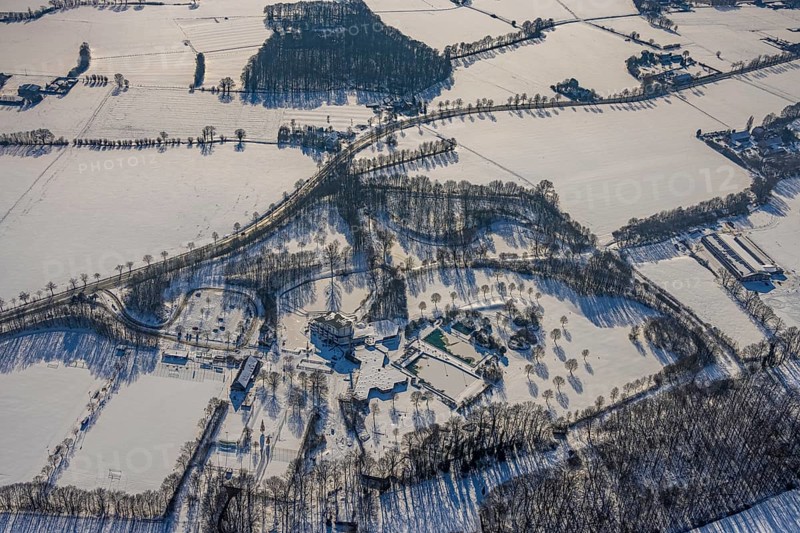 Aerial view, Hotel Selbachpark with outdoor pool Selbachpark, snow-covered areas, winter, Pelkum, Hamm, Ruhr area, North Rhine-Westphalia, Germany, DE, Europe, aerial view, aerial photography, aerial photography, snow, overview, bird's-eye view, view, overview, Selbach-Park, leisure, swimming, sports, fitness, water, recreation, green areas, flowers, trees