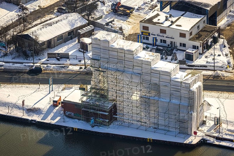 Aerial view, construction site renovation of the historic crane in Hammer harbour, technical monument, Datteln-Hamm canal, winter, snow, Bockum-Hövel, Hamm, Ruhr area, North Rhine-Westphalia, Germany, DE, Europe, aerial view, aerial photography, aerial photography, overview, bird's-eye view, birds-eyes, view, overview, technical, monument, gantry crane, Rhenus crane, water, waterways, shipping, transport, logistics, goods, trade, infrastructure, waterway, goods movement, ships, waters