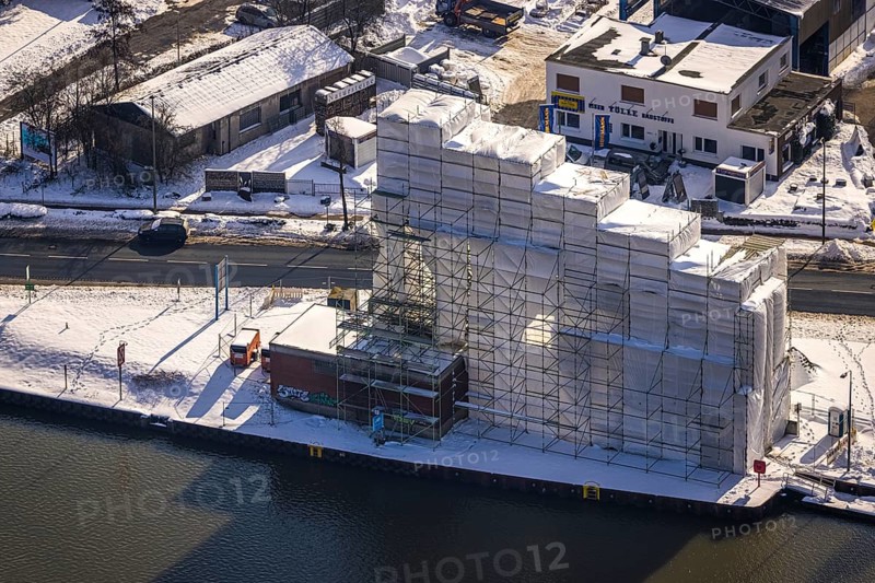 Aerial view, construction site renovation of the historic crane in Hammer harbour, technical monument, Datteln-Hamm canal, winter, snow, Bockum-Hövel, Hamm, Ruhr area, North Rhine-Westphalia, Germany, DE, Europe, aerial view, aerial photography, aerial photography, overview, bird's-eye view, birds-eyes, view, overview, technical, monument, gantry crane, Rhenus crane, water, waterways, shipping, transport, logistics, goods, trade, infrastructure, waterway, goods movement, ships, waters