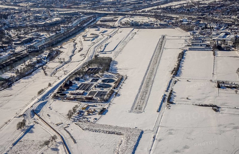 Aerial photo, EDLH airfield in the snow with cleared runway, Mattenbecke sewage treatment plant, Lippewiesen, snow, winter, Heessen, Hamm, Ruhr area, North Rhine-Westphalia, Germany, DE, Europe, aerial photo, aerial photography, aerial photography, overview, bird's-eye view, view, overview, EDLH, airfield, flying, air sports, leisure, pilot, water treatment, drinking water extraction, water purification, waste water