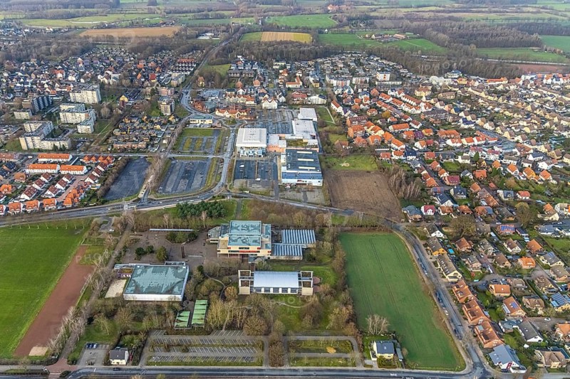 Aerial view commercial area Ostwennemarstraße and MaxiCenter and Freiherr-vom-Stein-Gymnasium in Hamm, Ruhr area, North Rhine-Westphalia, Germany, DE, shopping, shopping markets, shopping place, shopping centre, Europe, commercial enterprises, commercial area, commercial location, Hamm, roundabout, aerial view, aerial photograph, aerial photography, aerial photography, Rhine-Ruhr metropolitan region, local supply centre, shopping centre, overview, bird's-eye view, overview