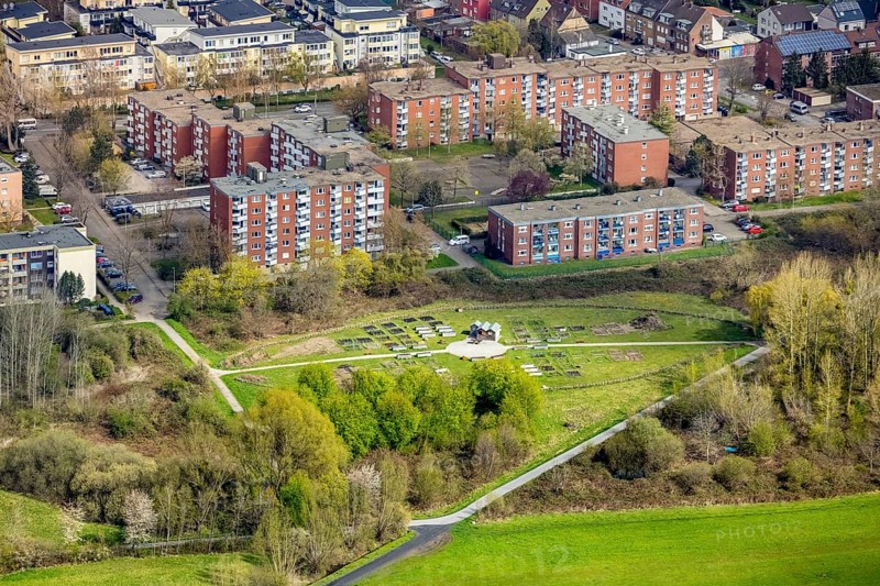Aerial view, urban gardening in the Kornmersch, Rheinsberger Platz with high-rise housing estate, Bockum-Hövel, Hamm, Ruhr area, North Rhine-Westphalia, Germany, flower field, DE, Europe, community garden, aerial view, aerial photography, aerial photography, overview, urban garden, urban gardening, bird's eye view, living and living, residential area, housing estate, birds-eyes view, overview, sowing, cultivating and harvesting in your own bed
