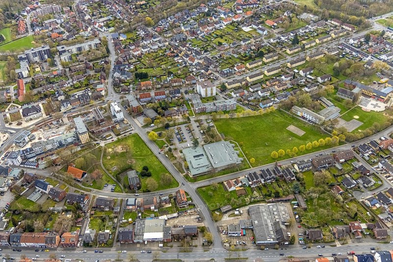 Aerial view, Am Brokhof area, playground and New Apostolic Church, Gutenberg School and Saxony Hall in Heessen, Hamm, Ruhr area, North Rhine-Westphalia, Germany, education, educational institution, DE, monument protection, Europe, Brokhof half-timbered house, estate, farm complex, educational institute, aerial view, aerial photography, aerial photography, multi-purpose hall, multi-purpose sports hall, school, overview, event location, event venue, bird's-eye view, bird's-eye view, overview