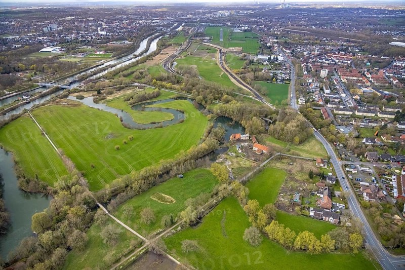 Aerial view, planned renovation of the castle mill on the millrace at the mill pond, Heckmann development area, An der Schlossmühle An der Schlossmühle development area in Heessen, Hamm, Ruhr area, North Rhine-Westphalia, Germany, DE, monument protection, Europe, Lippe floodplain, Lippeauen, aerial photograph, aerial photography, aerial photography, meander, mill, rainwater retention basin, pond, overview, bird's-eye view, woodland, birds-eyes view, former flour mill, dilapidated condition, overview