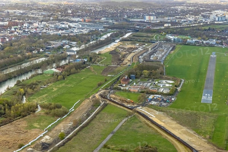 Aerial view, Lippe floodplain experience project, dyke area between city centre and airfield, new course of the flood dyke, river Lippe and Datteln-Hamm canal, Heessen, Hamm, Ruhr area, North Rhine-Westphalia, Germany, construction area, construction site, building plots, construction project, DE, Europe, flight emission, aircraft noise, airfield, Hamm airfield, runway, aerial view, aerial photography, aerial photography, runway, overview, bird's eye view, birds-eyes view, overview
