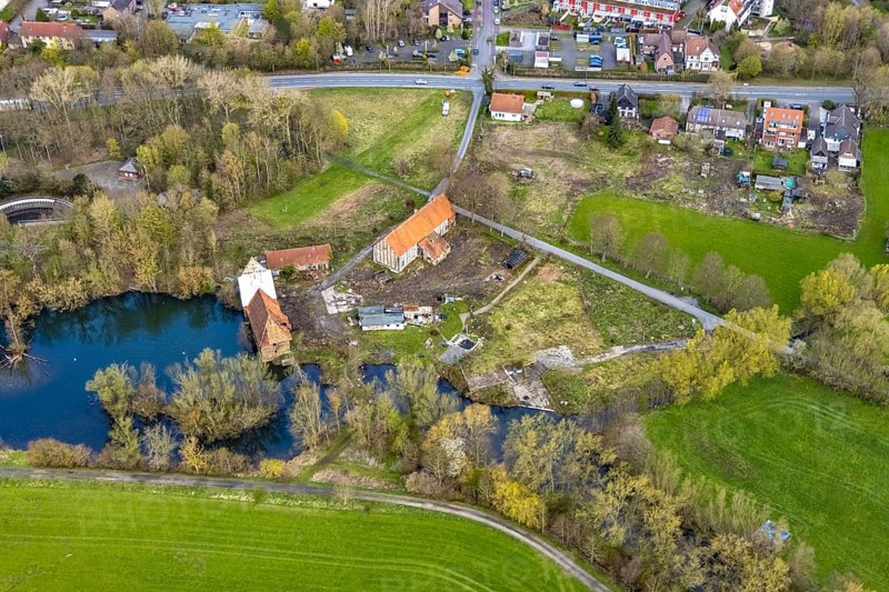 Aerial view, planned renovation of the castle mill on the millrace at the mill pond, Heckmann development area, An der Schlossmühle An der Schlossmühle development area in Heessen, Hamm, Ruhr area, North Rhine-Westphalia, Germany, DE, monument protection, Europe, Lippe floodplain, Lippeauen, aerial photograph, aerial photography, aerial photography, mill, rainwater retention basin, pond, overview, bird's-eye view, woodland, birds-eyes view, former flour mill, dilapidated condition, overview