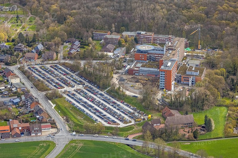 Aerial view, construction site at the St. Barbara Clinic in Heessen, Hamm, Ruhr area, North Rhine-Westphalia, Germany, construction work, construction area, construction site, building plots, construction project, construction site, DE, Europe, healthcare, hospital, helipad, clinic, hospital centre, hospital, aerial photograph, aerial photography, aerial photography, medical facility, medical aid, new building, emergency service, car parks, overview, bird's eye view, birds-eyes view, overview, medical care
