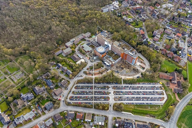 Aerial view, St. Barbara-Klinik in Heessen, Hamm, Ruhr area, North Rhine-Westphalia, Germany, construction work, construction area, building site, building plots, construction project, construction site, DE, Europe, health care, hospital, helipad, clinic, hospital, hospital, aerial photograph, aerial photography, aerial photography, medical facility, medical aid, new building, emergency service, car parks, overview, bird's eye view, birds-eyes view, overview, medical care