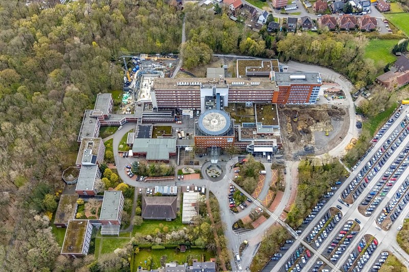 Aerial view, St. Barbara-Klinik in Heessen, Hamm, Ruhr area, North Rhine-Westphalia, Germany, construction work, construction area, building site, building plots, construction project, construction site, DE, Europe, health care, hospital, helipad, clinic, hospital, hospital, aerial photograph, aerial photography, aerial photography, medical facility, medical aid, new building, emergency service, car parks, overview, bird's eye view, birds-eyes view, overview, medical care