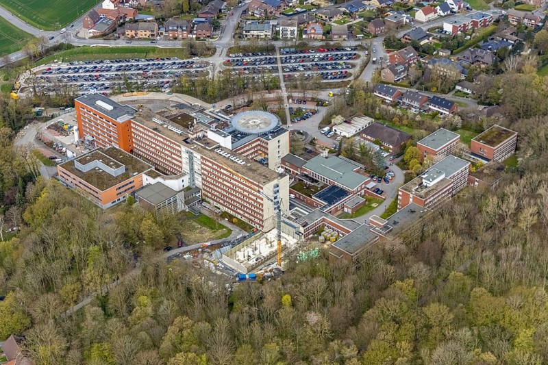 Aerial view, construction site at the St. Barbara Clinic in Heessen, Hamm, Ruhr area, North Rhine-Westphalia, Germany, construction work, construction area, construction site, building plots, construction project, construction site, DE, Europe, healthcare, hospital, helipad, clinic, hospital centre, hospital, aerial photograph, aerial photography, aerial photography, medical facility, medical aid, new building, emergency service, car parks, overview, bird's eye view, birds-eyes view, overview, medical care