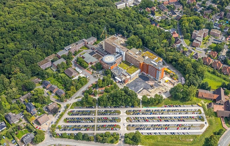 Aerial view, St. Barbara-Klinik Hamm-Heessen with extension construction site in the Heessen district, Hamm, Ruhr area, North Rhine-Westphalia, Germany, construction work, construction area, building site, building plots, construction project, construction site, DE, Europe, healthcare, hospital, helipad, clinic, clinic centre, hospital, hospital, aerial photograph, aerial photography, aerial photography, medical facility, medical aid, new building, car park, overview, bird's eye view, birds-eyes view, overview, medical care