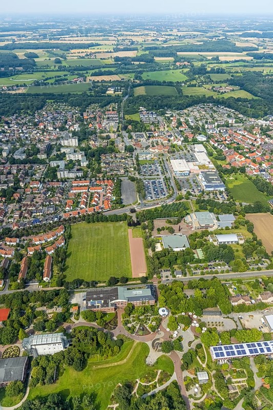 Aerial view, green area Werries with Freiherr-vom-Stein-Gymnasium Hamm, Westpress Arena and ice sports arena as well as access to Maximilianpark in Uentrop, Hamm, Ruhr area, North Rhine-Westphalia, Germany, education, educational institution, DE, ice sports, ice sports hall, Europe, grammar school, educational institute, aerial view, aerial photography, aerial photography, multifunctional hall, Ostwennemarstraße, park, school, overview, bird's eye view, birds-eyes view, overview