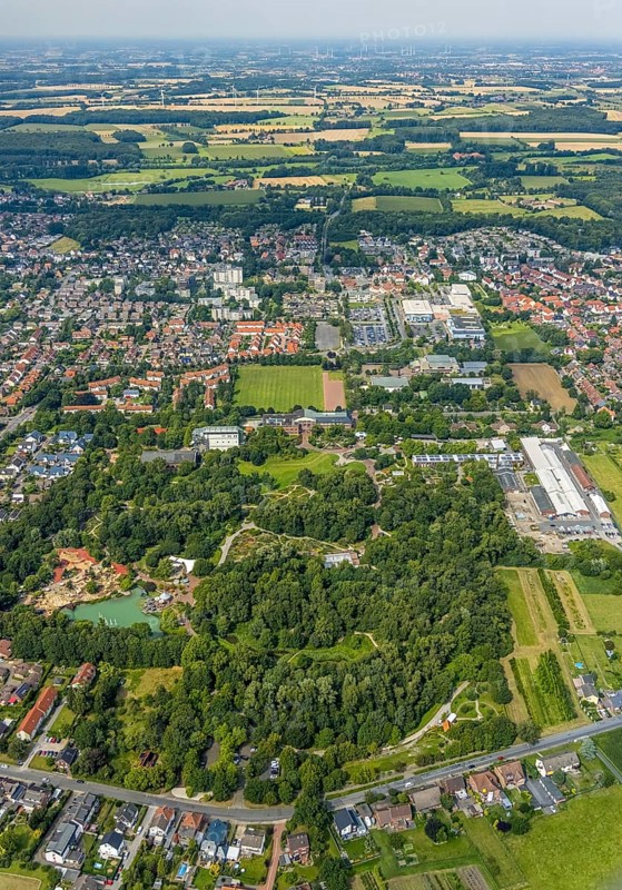 Aerial view, green area Werries with Freiherr-vom-Stein-Gymnasium Hamm, Westpress Arena and ice sports arena as well as Maximilianpark in Uentrop, Hamm, Ruhr area, North Rhine-Westphalia, Germany, education, educational institution, DE, ice sports, ice sports hall, Europe, grammar school, educational institute, aerial view, aerial photography, aerial photography, multifunctional hall, Ostwennemarstraße, park, school, overview, bird's-eye view, bird's-eye view, overview