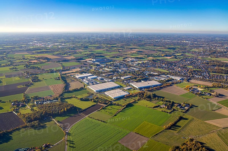 Aerial view, industrial park Rhynern between motorway A2 and federal road B63 in the district Rhynern in Hamm, Ruhr area, North Rhine-Westphalia, Germany, DE, Europe, distant view, commercial enterprises, commercial area, commercial park, commercial location, commercial use, Hamm, industrial area, industrial building, industrial location, aerial view, aerial photography, aerial photography, Netto Lager, Oberster Kamp, overview, bird's-eye view, birds-eyes view, overview