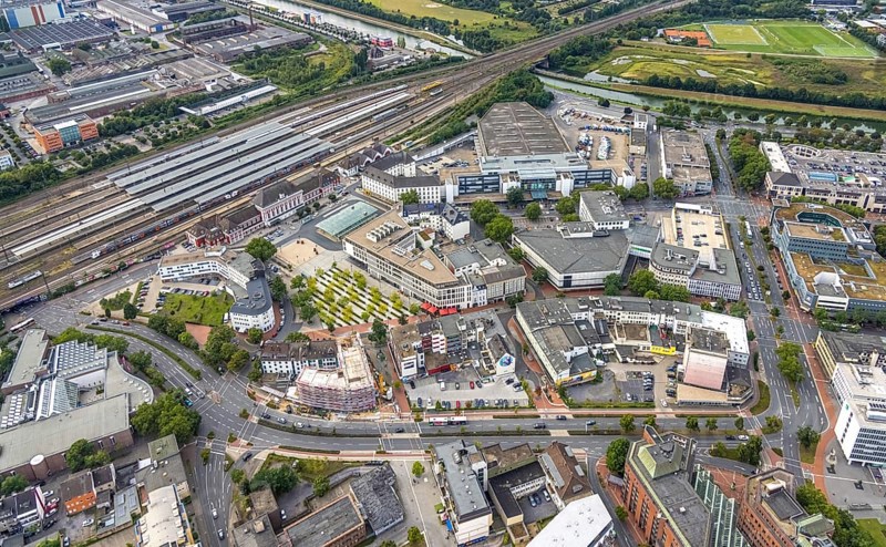 Aerial view, city centre view with Platz der Deutschen Einheit and Hamm Westf. Main railway station and construction site and new residential building on the former site of the Kippâ'¬â¢n in Bahnhofstraße in Mitte, Hamm, Ruhr area, North Rhine-Westphalia, Germany, railway tracks, railway station, Bahnhofstraße, station forecourt, construction work, construction area, construction site, building plots, construction project, construction project, construction site, bunker, DE, Deutsche Bahn AG, Europe, commercial buildings, central station, main station, elevated bunker, aerial view, aerial photography, aerial photography, new construction, square, overview, bird's-eye view, overview, city centre view City with Platz der Deutschen Einheit and Hamm Westf. Central Station as well as construction site and new residential building on the former site of the Kipp'n in Bahnhofstraße in Mitte
