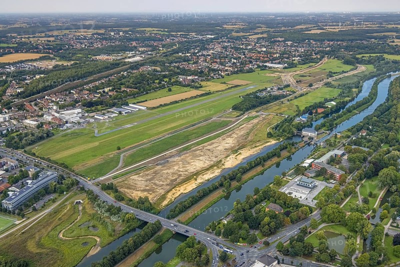 Aerial view, construction site of the Lippe floodplain experience project on the River Lippe and Datteln-Hamm Canal and the course of the flood embankment between Münsterstraße and Fährstraße as well as Hamm-Lippewiesen airfield, EDLH, special airfield, LSC-Hamm, in the Heessen district of Hamm, Ruhr area, North Rhine-Westphalia, Germany, construction work, construction area, building site, building plots, construction project, construction site, DE, Europe, airfield, Hamm, runway, aerial view, aerial photography, aerial photography, runway, overview, bird's-eye view, overview
