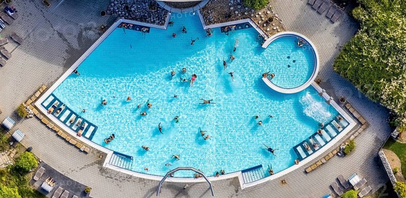Aerial view, Maximare Erlebnistherme Bad Hamm and bathers in the swimming pool in the Mitte district of Hamm, Ruhr area, North Rhine-Westphalia, Germany, bathing establishment, bathing resort, DE, Europe, shapes and colours, outdoor pool, leisure activities, Hamm, aerial view, aerial photography, aerial photography, swimming pool, swimming pool, overview, bird's-eye view, overview
