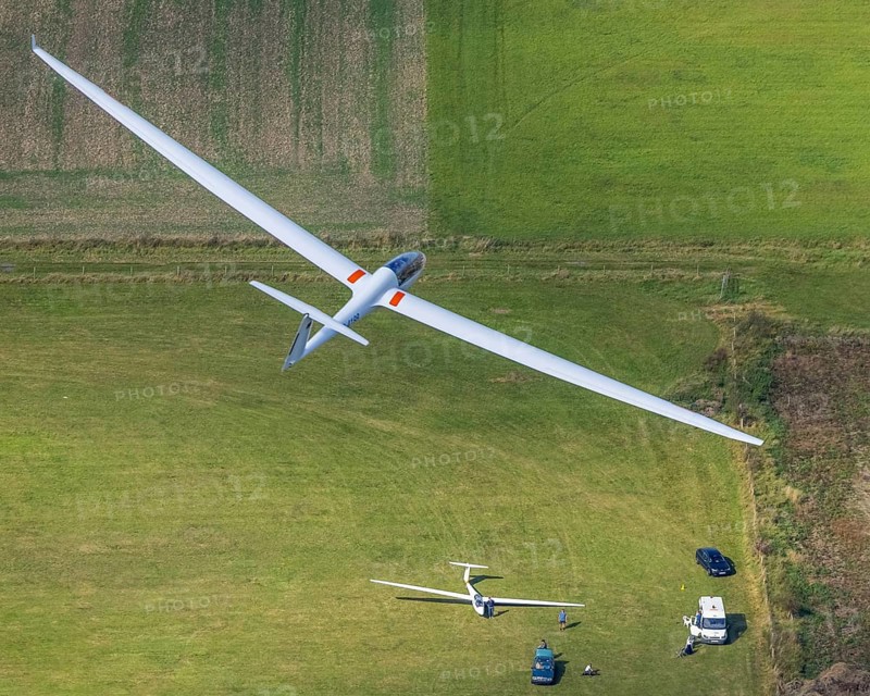 Aerial photo, Duo Discus high-performance two-seater D-4199 over Hamm airfield in the Heessen district of Hamm, Ruhr area, North Rhine-Westphalia, Germany, D-4199, DE, Europe, airfield, aircraft, Hamm, aerial photo, aerial photography, aerial photography, overview, bird's-eye view, overview