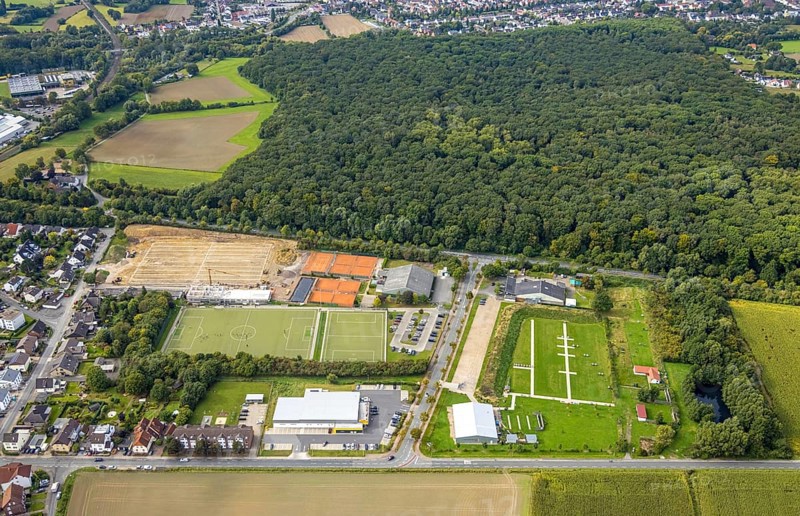 Aerial view, construction site at the Hammer SC sports facility between Hubert-Westermeier-Straße and In der Fuchshöhle in the Rhynern district of Hamm, Ruhr area, North Rhine-Westphalia, Germany, construction work, construction area, building site, building plots, construction project, construction site, DE, Europe, football pitch, football stadium, football club, Hamm, aerial view, aerial photography, aerial photography, sports facilities, sports field, sports facility, stadium, overview, bird's eye view, birds-eyes view, overview
