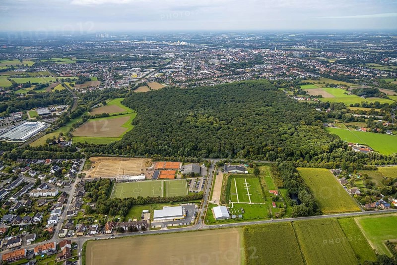 Aerial view, construction site at the Hammer SC sports facility between Hubert-Westermeier-Straße and In der Fuchshöhle in the Rhynern district of Hamm, Ruhr area, North Rhine-Westphalia, Germany, construction work, construction area, building site, building plots, construction project, construction site, DE, Europe, football pitch, football stadium, football club, Hamm, aerial view, aerial photography, aerial photography, sports facilities, sports field, sports facility, stadium, overview, bird's eye view, birds-eyes view, overview