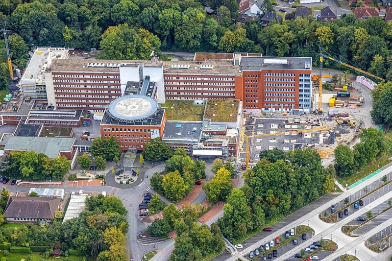Aerial view, construction site with extension at the St. Barbara Clinic in the district of Heessen in Hamm, Ruhr area, North Rhine-Westphalia, Germany, construction work, construction, construction area, building site, building plots, construction project, construction site, DE, Europe, healthcare, Hamm, hospital, helipad, clinic, clinic centre, hospital, aerial photograph, aerial photography, aerial photography, medical facility, medical aid, new building, car park, overview, bird's eye view, bird's eye view, overview, medical care