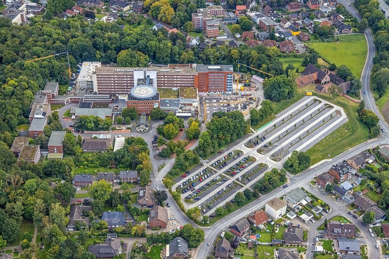 Aerial view, construction site with extension at the St. Barbara Clinic in the district of Heessen in Hamm, Ruhr area, North Rhine-Westphalia, Germany, construction work, construction, construction area, building site, building plots, construction project, construction site, DE, Europe, healthcare, Hamm, hospital, helipad, clinic, clinic centre, hospital, aerial photograph, aerial photography, aerial photography, medical facility, medical aid, new building, car park, overview, bird's eye view, bird's eye view, overview, medical care