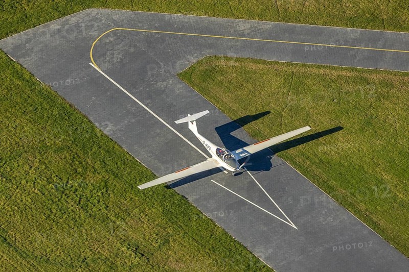Aerial photo, Hamm airfield and motor glider in the district of Heessen in Hamm, Ruhr area, North Rhine-Westphalia, Germany, DE, Europe, aeroplane, Hamm, aerial photo, aerial photography, aerial photography, motor glider, motor glider D-KIFR, overview, bird's-eye view, birds-eyes view, overview