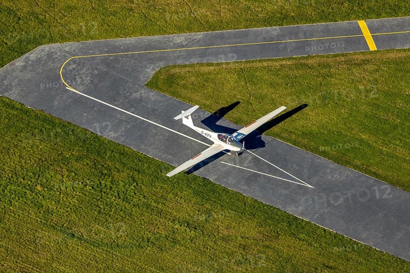 Aerial photo, Hamm airfield and motor glider in the district of Heessen in Hamm, Ruhr area, North Rhine-Westphalia, Germany, DE, Europe, aeroplane, Hamm, aerial photo, aerial photography, aerial photography, motor glider, motor glider D-KIFR, overview, bird's-eye view, birds-eyes view, overview