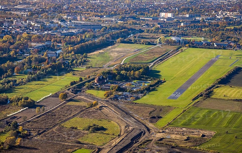 Aerial view, construction site for the Lippe floodplain project on the River Lippe and Hamm Mattenbecke sewage treatment plant and Hamm airfield in the district of Heessen in Hamm, Ruhr area, North Rhine-Westphalia, Germany, DE, Europe, airfield, Hamm, sewage treatment plant, runway, aerial view, aerial photography, aerial photography, runway, overview, bird's-eye view, overview