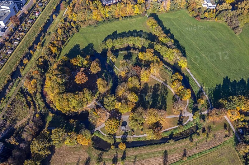 Aerial view, Burghügel Mark surrounded by moats in the district Uentrop in Hamm, Ruhr area, North Rhine-Westphalia, Germany, ground monument, castle, Burg Mark, Burgplatz, DE, Europe, moat, green trees, Hamm, autumn colours, aerial view, aerial photography, aerial photography, Marker Burghügel, local recreation area, sight, Soester Straße, overview, bird's-eye view, birds-eyes view, historical, medieval fortification, overview