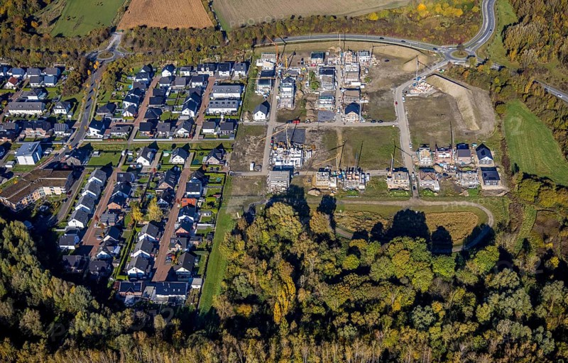 Aerial view, construction area Heimshof Ost at Sachsenring in the district Heessen in Hamm, Ruhr area, North Rhine-Westphalia, Germany, construction work, construction, construction area, building site, building plots, construction project, construction site, DE, Europe, property tax, Hamm, real estate, roundabout, roundabout, aerial view, aerial photography, aerial photography, new construction, overview, bird's eye view, residential complex, living and living, residential area, residential buildings, residential quality, residential neighbourhood, housing estate, birds-eyes view, overview