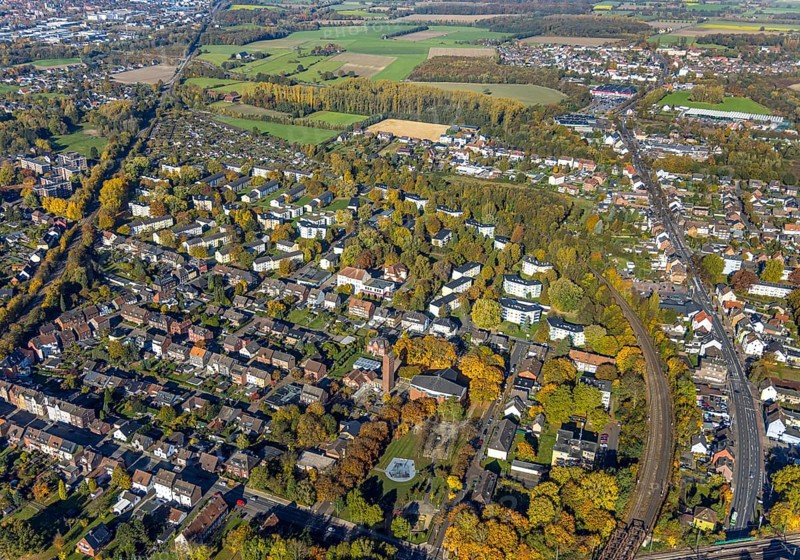 Aerial view, housing estate between Großer Sandweg and Bockumer Weg as well as Schottschleife and Schlagenkamp and Herz-Jesu Kirche in the district of Heessen in Hamm, Ruhr area, North Rhine-Westphalia, Germany, DE, Europe, property tax, Hamm, real estate, industrial area, aerial view, aerial photography, aerial photography, overview, bird's eye view, housing estate, housing and living, residential area, residential buildings, quality of living, residential neighbourhood, housing estate, birds-eyes view, overview