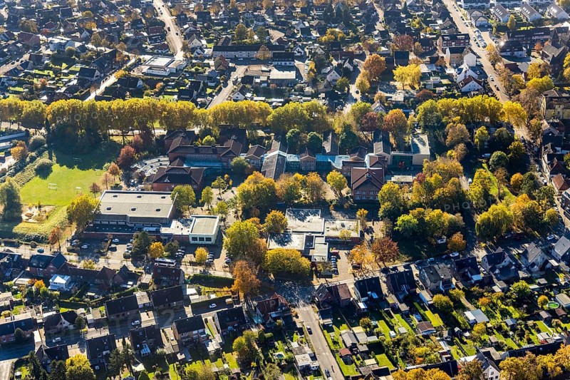 Aerial view, Sophie Scholl School and Gebrüder Grimm School in the residential area on Berliner Straße in the Bockum-Hövel district of Hamm, Ruhr area, North Rhine-Westphalia, Germany, education, educational institution, DE, Europe, property tax, Hamm, real estate, educational institute, aerial view, aerial photography, aerial photography, school, overview, bird's eye view, residential complex, living and life, residential area, residential buildings, residential quality, residential neighbourhood, housing estate, birds-eyes view, overview