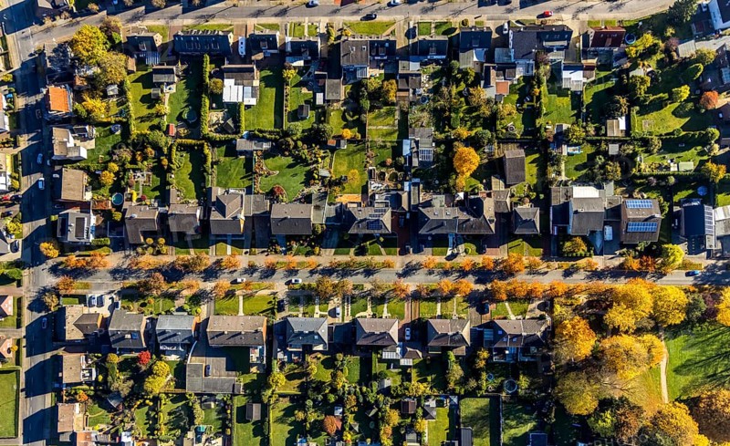 Aerial view, housing estate with autumnal avenue of trees between Berliner Straße and Hammer Straße in the district of Bockum-Hövel in Hamm, Ruhr area, North Rhine-Westphalia, Germany, Carl-Goerdeler-Straße, DE, Europe, property tax, Hamm, Hans-Böckler-Straße, autumn colours, autumn atmosphere, real estate, aerial view, aerial photography, aerial photography, overview, bird's eye view, housing estate, living and living, residential area, residential buildings, residential quality, residential quarter, housing estate, birds-eyes view, overview