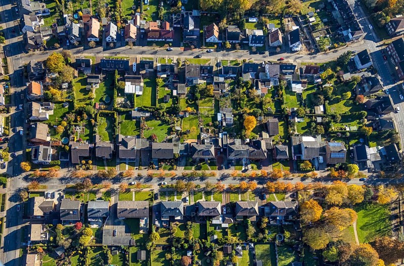Aerial view, housing estate with autumnal avenue of trees between Berliner Straße and Hammer Straße in the district of Bockum-Hövel in Hamm, Ruhr area, North Rhine-Westphalia, Germany, Carl-Goerdeler-Straße, DE, Europe, property tax, Hamm, Hans-Böckler-Straße, autumn colours, autumn atmosphere, real estate, aerial view, aerial photography, aerial photography, overview, bird's eye view, housing estate, living and living, residential area, residential buildings, residential quality, residential quarter, housing estate, birds-eyes view, overview