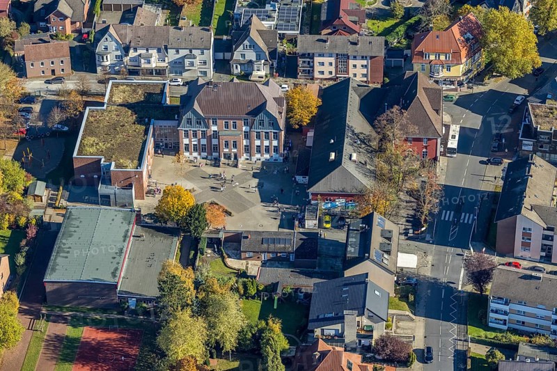 Aerial view, Overbergschule and pupils and cross on the schoolyard in the district Bockum-Hövel in Hamm, Ruhr area, North Rhine-Westphalia, Germany, education, educational institution, DE, Europe, Hamm, educational institute, aerial view, aerial photography, aerial photography, school, overview, bird's eye view, birds-eyes view, overview