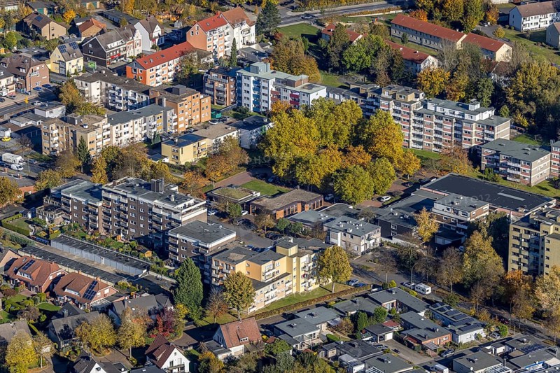 Aerial view, autumnal Pelkumer Platz and housing estate in the district Pelkum in Hamm, Ruhr area, North Rhine-Westphalia, Germany, DE, Europe, property tax, Hamm, real estate, aerial view, aerial photography, aerial photography, overview, bird's-eye view, housing estate, housing and living, residential area, residential buildings, housing quality, residential quarter, housing estate, birds-eyes view, overview