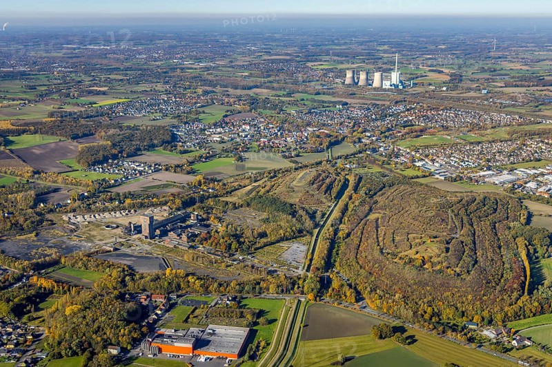 Aerial view, Kissinger Höhe slag heap and Ost Zeche Heinrich Robert colliery with hammerhead tower and CreativRevier Hamm and in the background the RWE Power AG Gersteinwerk power station in the Pelkum district of Hamm, Ruhr area, North Rhine-Westphalia, Germany, slag heap, mine, Heinrich Robert colliery, DE, Europe, distant view, commercial enterprises, commercial area, commercial park, commercial location, commercial use, spoil tip, spoil tip landscape, spoil tip sign, Hamm, Herringer Bach, industrial plants, industrial area, industrial building, industrial site, power plant, aerial view, aerial photography, aerial photography, coal mine, tower, overview, bird's eye view, hiking area, birds-eyes view, former Ost colliery, historical, historical site, overview, destroyed building