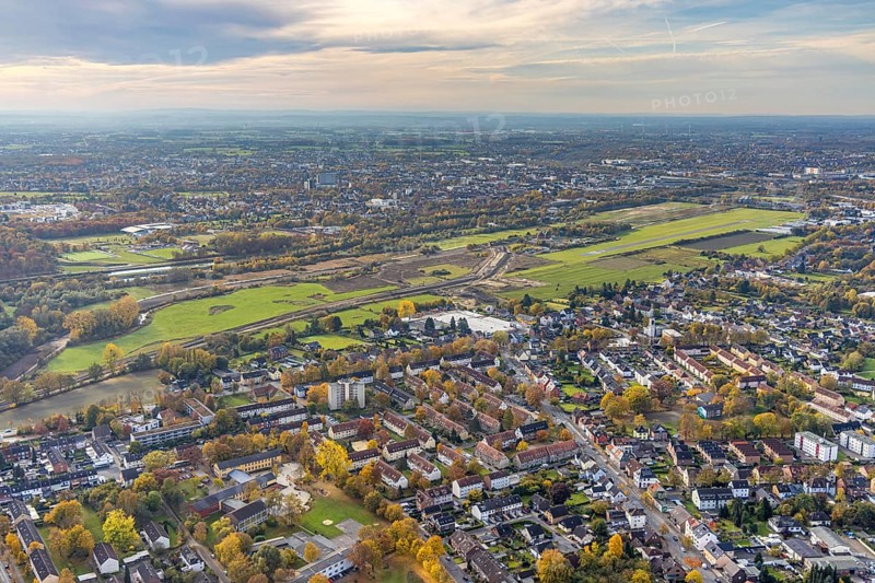 Aerial view, New course of the flood dyke between Münsterstraße and Fährstraße on the river Lippe and Hamm airfield in the district of Heessen in Hamm, Ruhr area, North Rhine-Westphalia, Germany, construction work, construction area, building site, building plots, construction project, construction site, DE, Europe, airfield, Hamm, runway, aerial view, aerial photography, aerial photography, runway, overview, bird's-eye view, overview